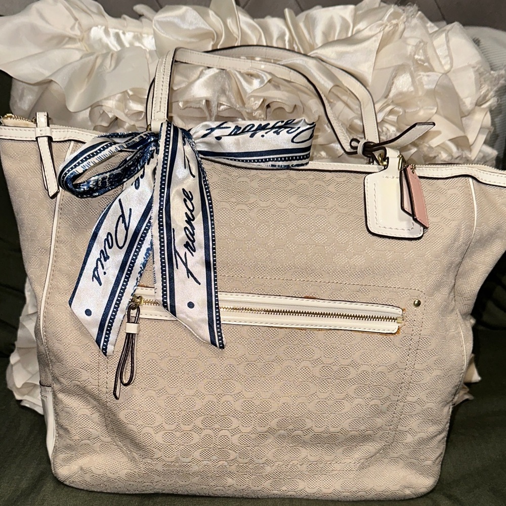 COACH
Signature Sufflette tote